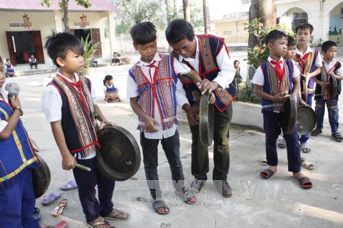 Sân trường vang tiếng cồng chiêng